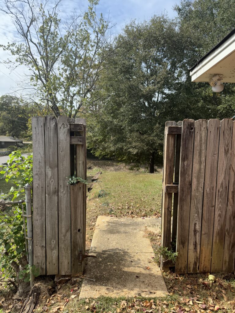 photo before M3G Enterprises fixed a privacy gate in Montgomery, Prattville, Millbrook, Auburn, Alabama